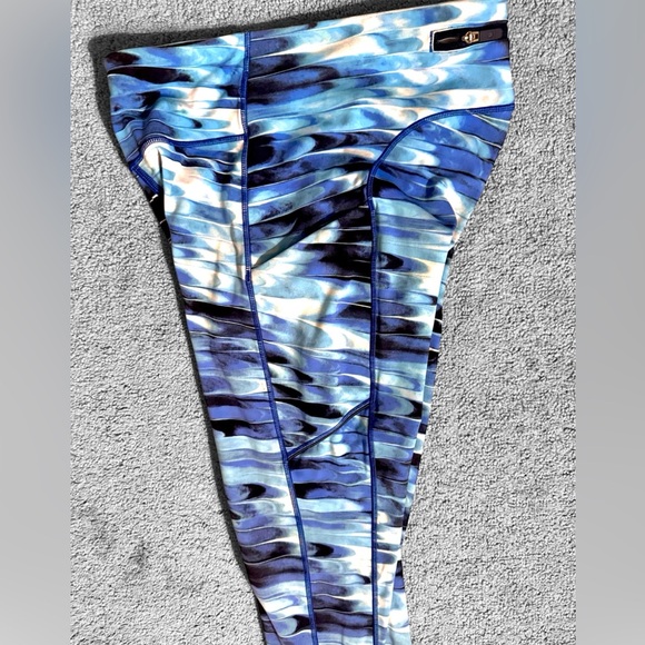 Lululemon Size 4 speed up crop legging in Tidal Multi - Picture 4 of 5